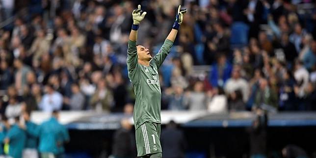 Kiper Real Madrid, Keylor Navas, merayakan gol yang dicetak timnya dalam laga leg kedua semifinal Liga Champions kontra Bayern Muenchen di Stadion Santiago Bernabeu, Madrid, Spanyol pada 1 Mei 2018.