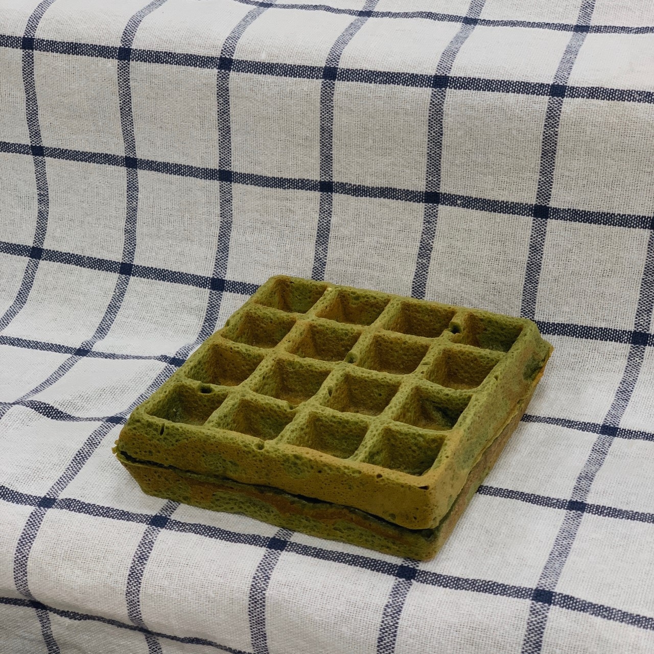 ．全台唯一「純素」「可凍藏」「回烤超越現烤」的鬆餅．艾樂芙專為純素食者創新研發，無蛋無奶無酒新配方，讓純素食的朋友也能享用優質美味天然的甜點了唷．所有與動物有關的原料都不用，是道道地地的純素，不論是V