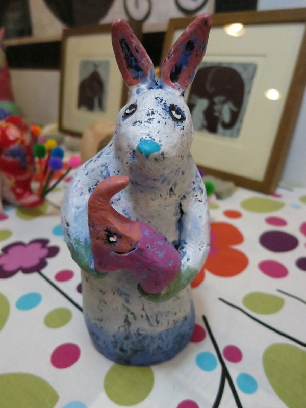 / 商品說明及故事 / 泰國畫家Supachet設計手繪,並有Supachet簽名 高 寬 深 ~約 18 * 8 * 8 cm /材質/ 樹脂纖維 / 設計師/ Supachet為泰國年輕畫家,畫風