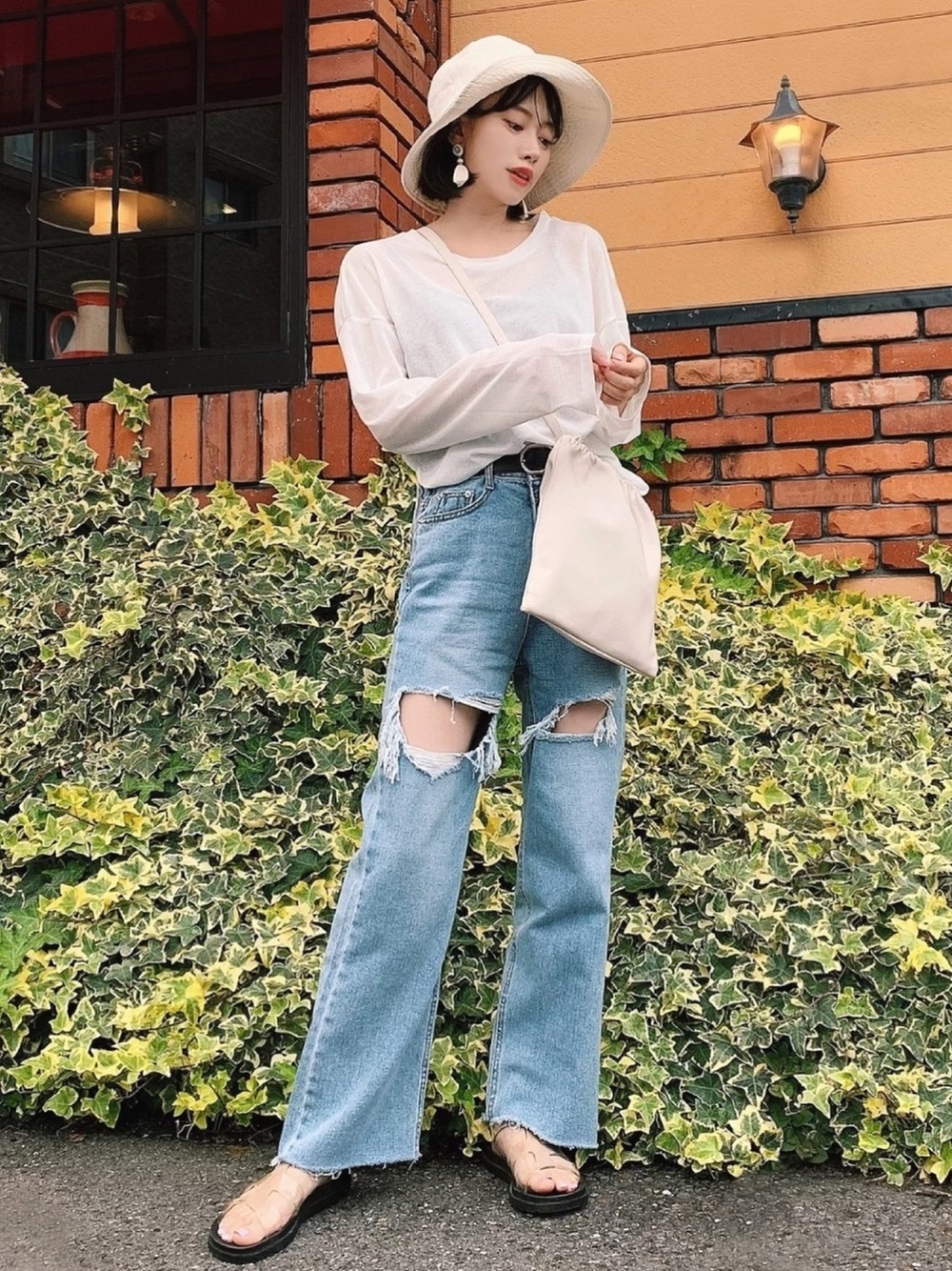 九月日本輕旅行穿搭推薦：透過漁夫帽連結率性輕便的日系Look4