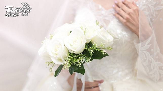 女網友提到她的1名女性友人欠她1萬元沒還，日前邀她參加婚宴，還說不用包紅包了當作抵債。(示意圖／TVBS)