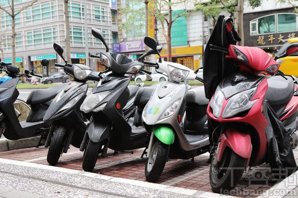 不管是哪一家共享機車服務，均要求使用者還車時要停在營運範圍內的公共停車格，以免接到罰單。