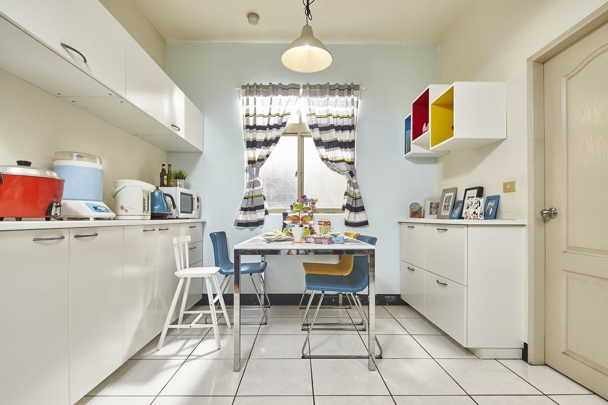 這間15年中古屋，當初購屋沿用建商配置的餐廚設備，小