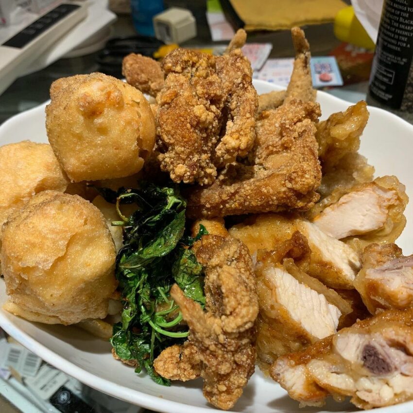 羅東美食，這裡的雞排沒有過重的調味醃製，雞排炸得外脆裡嫩，一口咬下，滾燙的肉汁便隨之流下