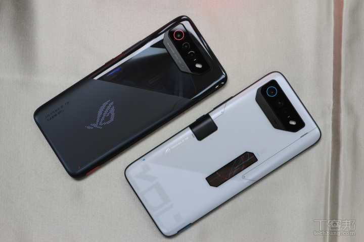 左為 ROG Phone 7，右為 ROG Phone 7 Ultimate。