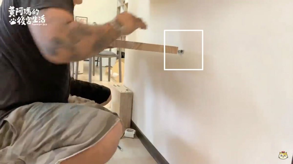 除了看的見的支架，木頭中央也要插入鐵件，增加木板的彈性，同時更穩固。