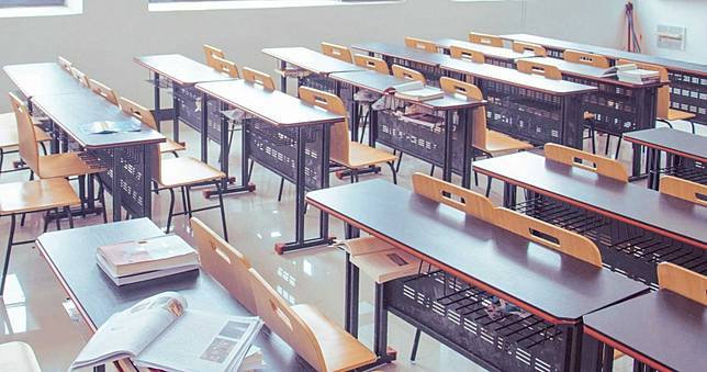 坐同學座位遭踹下體！男孩忍痛3天...父一看「又黑又大還出血」