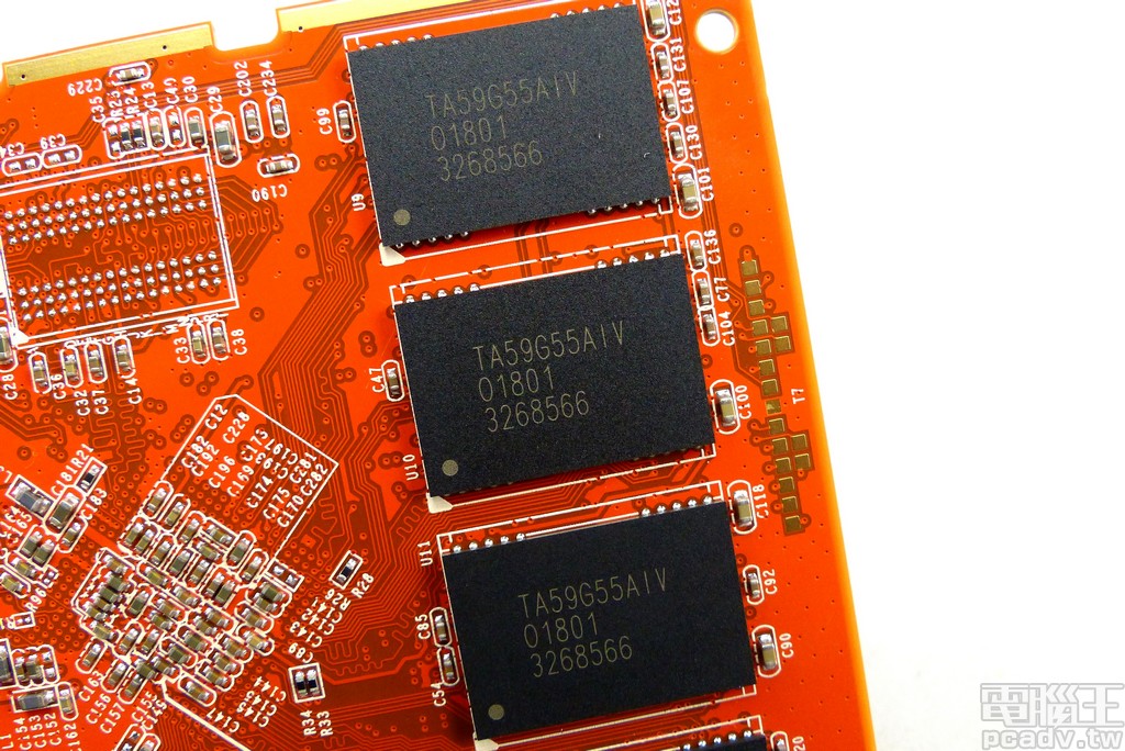 BarraCuda SSD 500GB 採用 8 顆 TA59G55AIV 快閃記憶體顆粒，推測單一封裝容量為 64GB