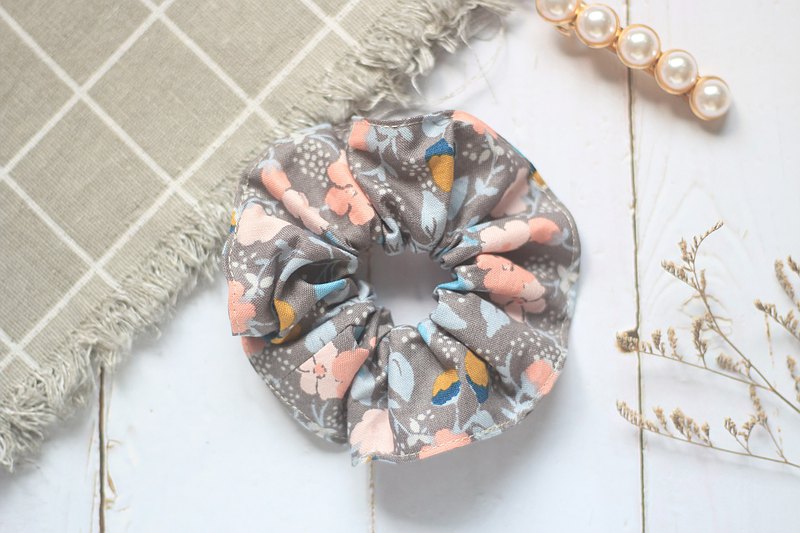 手工製作的大腸圈髮飾 簡約風格好穿搭，需要的時候隨手就能綁個活力馬尾或可愛包包頭。