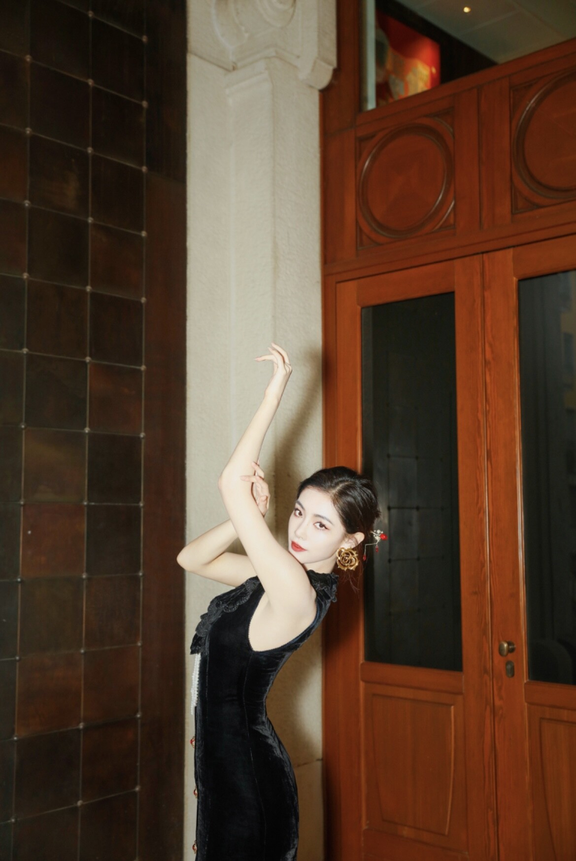 米蘭時裝週上的大陸女星：趙露思Versace展現雙重魅力、張柏芝現身Tomford美翻全網！