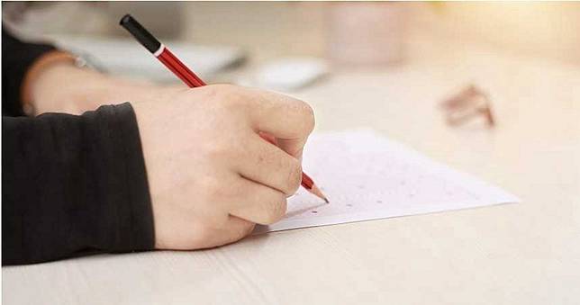 人夫疑包二奶？　妒妻偽造文書調16年出入境資料被告
