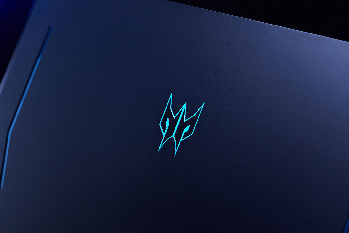 上蓋的冷光 Predator 掠奪者 Logo 十分醒目。