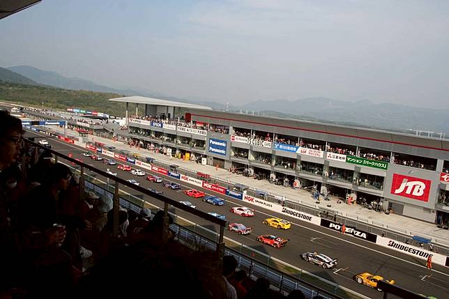 日本最高峰殿堂super Gt 要看的就是改裝市售車與超跑的同場較勁