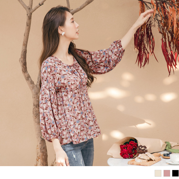 選用復古柔美的碎花印花，散發高雅氣質女人味。 雪紡材質營造飄逸美感，讓妳瞬間猶如仙女下凡。 領口綁帶與娃娃裝版型，簡單打造知性氣質感。 此款2色九分袖上衣，不論化身韓劇女主角或是擄獲男友的心都能輕鬆達
