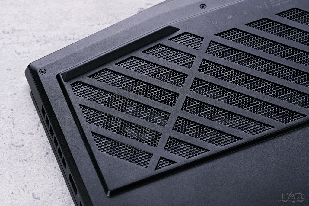 底部採用蜂巢網底設計，可以大幅增加進風量。