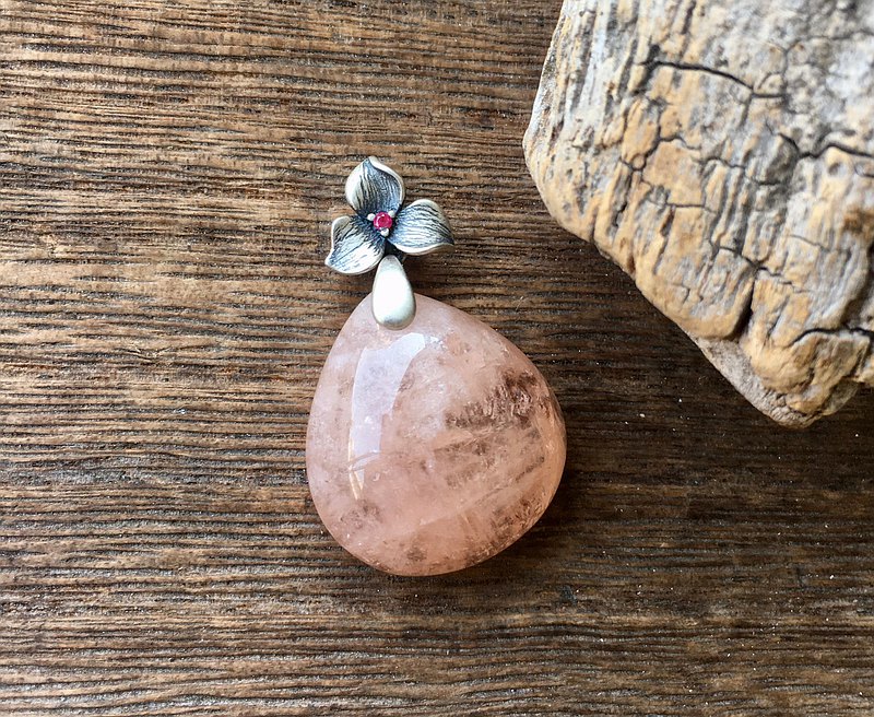 既甜美又溫柔的無染色摩根石，局部可見細細的彩虹光澤，外觀完整、光滑明亮，無紋裂摳感。