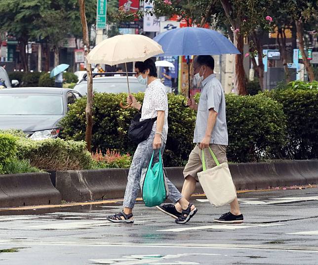 午後對流發展旺盛 注意雷陣雨（2） 圖 中央通訊社 Line Today