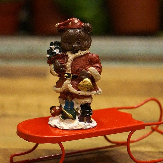 Vintage Lead Bear 是一手拿鈴鐺、一手抱耶誕樹，戴著紅底金色點點帽子被禮物圍繞的超可愛小熊，好想好想讓人捧在手心疼愛喔!! 早期外貿良品，鉛罐製而成~手工上色，不同於市售材質，收藏價值