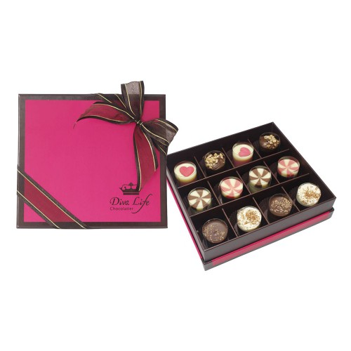 Diva Life 粉紅微醺派對甜點蛋糕造型巧克力禮盒比利時巧克力夢幻粉紅系 口味介紹夢幻野莓仙境 新鮮莓果加入58%可可漿中，締造斯滑順口的口感。絢麗草莓翻糖 草莓翻糖的軟Q感與松露巧克力融合，給您