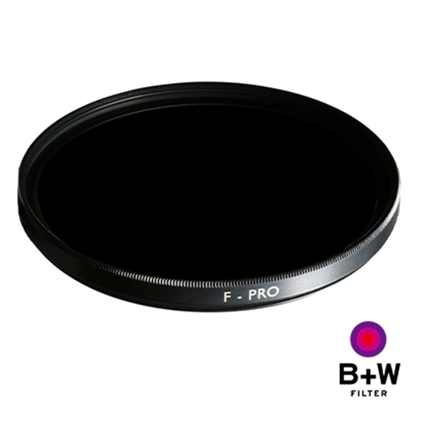 B+W 093 紅外線濾鏡濾除整個可見光譜。在對比B+W 092 紅外濾鏡下看起來是黑色，它能夠做到沌粹紅外線挕影沒有紅色可見光。800mm以下透射率不超過1%，在900mm射率則增加到88%。彩色+