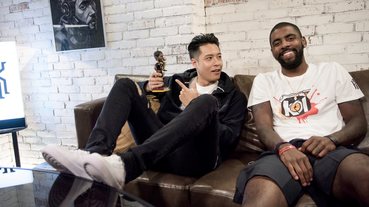 官方新聞 / 阿伯換人當！周湯豪扮 MR.CHOU 給 Kyrie Irving 大驚喜 Nike 送上專屬訂製薩克斯風樂器