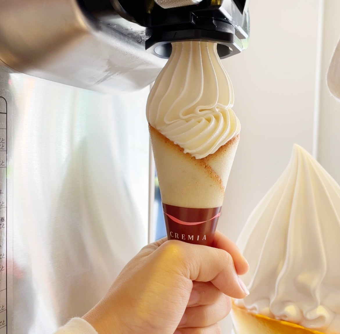 台灣吃得到！日本Cremia霜淇淋台灣現身，甜脆貓舌餅皮＋牛奶冰淇淋全台獨家開賣！