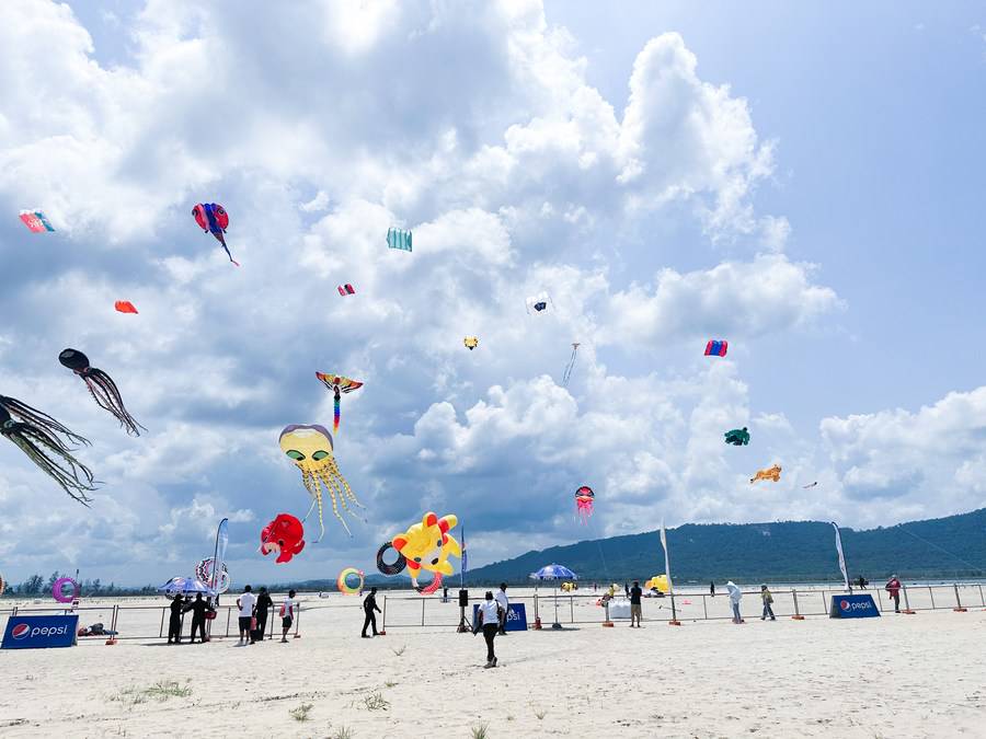 Cambodia organizes int'l kite flying festival in coastal city XINHUA