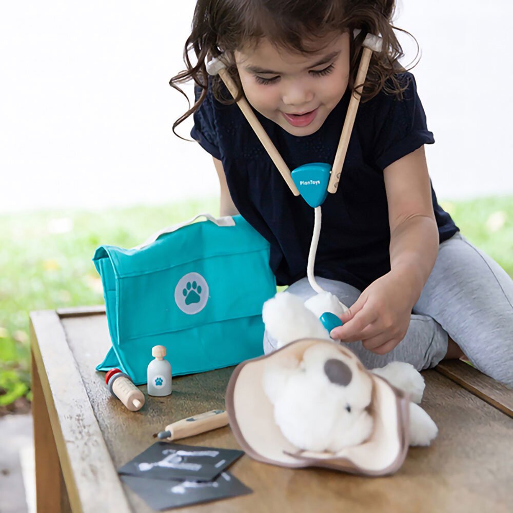 孩子總愛扮演獸醫替家裡的玩偶看醫生嗎？為孩子備齊孵化夢想的環境吧！內含扮演獸醫必備的聽診器、藥瓶、注射器、溫度計、X光片、繃帶、防咬錐形頸圈，以及方便收納的獸醫袋。