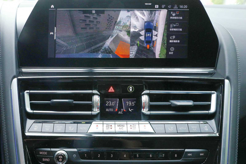 10.25吋觸控螢幕，搭配最新世代iDrive 7.0系統與智慧語音助理，輕鬆掌握重要行車資訊。（圖／王永泰攝）