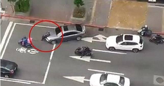 西裝男東區肉身擋車　BMW女駕駛鏟「乾弟」挨告