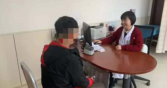 電商男「胸部不停長」以為發胖！醫生輕壓「乳汁狂噴半米遠」