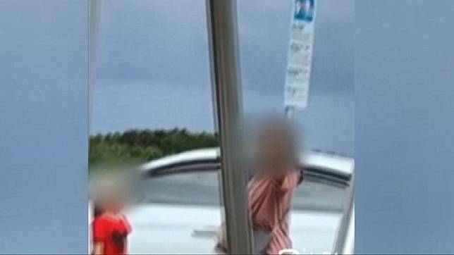 不滿人肉佔車位被糾正　女子比中指挑釁