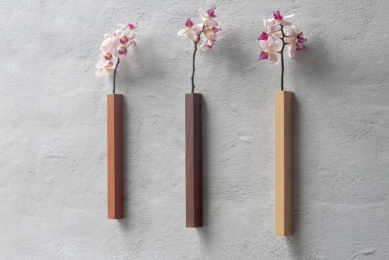 簡約的北歐風格,既是擺放花朵的器皿,又是美化牆面的飾物,花瓶背面鑲入強力汝磁鐵,能牢牢地吸附在鐵門,冰箱及任何鐵製面板上,讓自然簡樸的北歐風及芬芳美麗的植物,點綴您的居家生活
