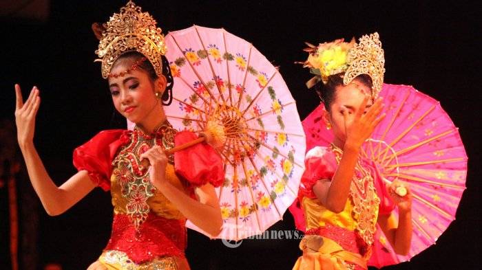 Tari kelompok adalah tarian yang dipentaskan oleh