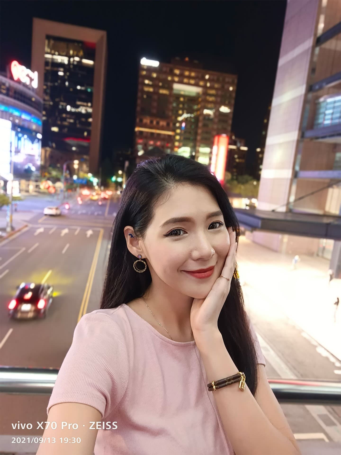 膚色看起來相當自然，人像背後的夜景燈光也很明亮。