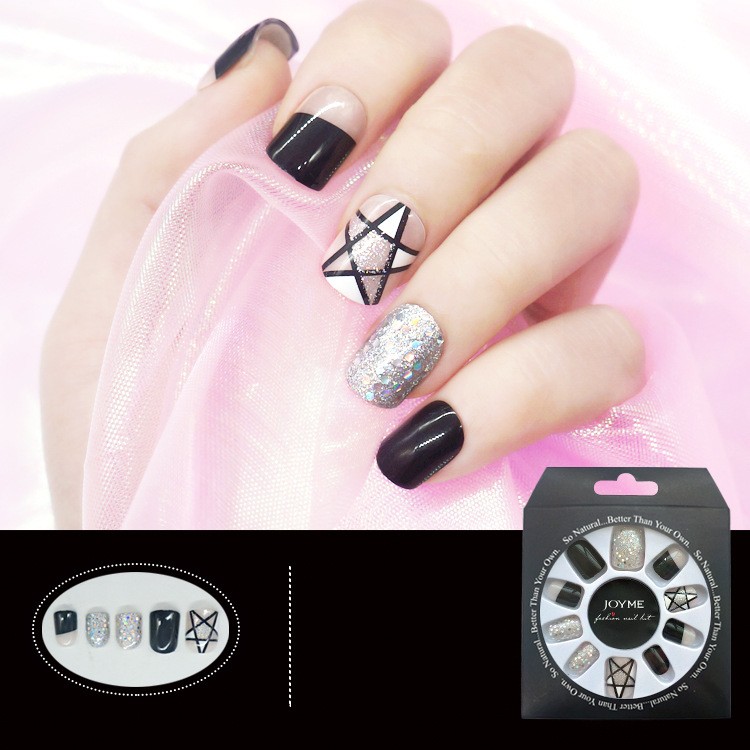 美甲工具：材質：ABS樹脂規格：24片/盒貨源：公司貨產地：中國保存期限：5年*注意:指甲生產出來是一版整條,工人要一個個掰下來,指尖是連接處,掰下來的時候會有缺口或者多一點,介意的請先考慮我們提供平