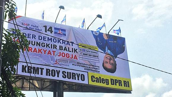 Tarik Perhatian Masyarakat Roy Suryo Pasang Baliho Kampanye