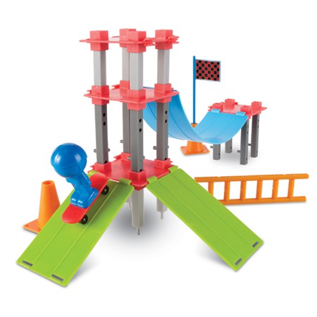 讓小工程師們發揮自己的想像創建一個有趣的坡道遊戲吧！有樑柱、路錐、坡道板、滑板和指示卡，通過不同的遊戲方式感受不同的遊戲變化。鍛鍊幼兒解決問題的能力和邏輯思維能力。材質:安全塑膠。規格:36*25*6