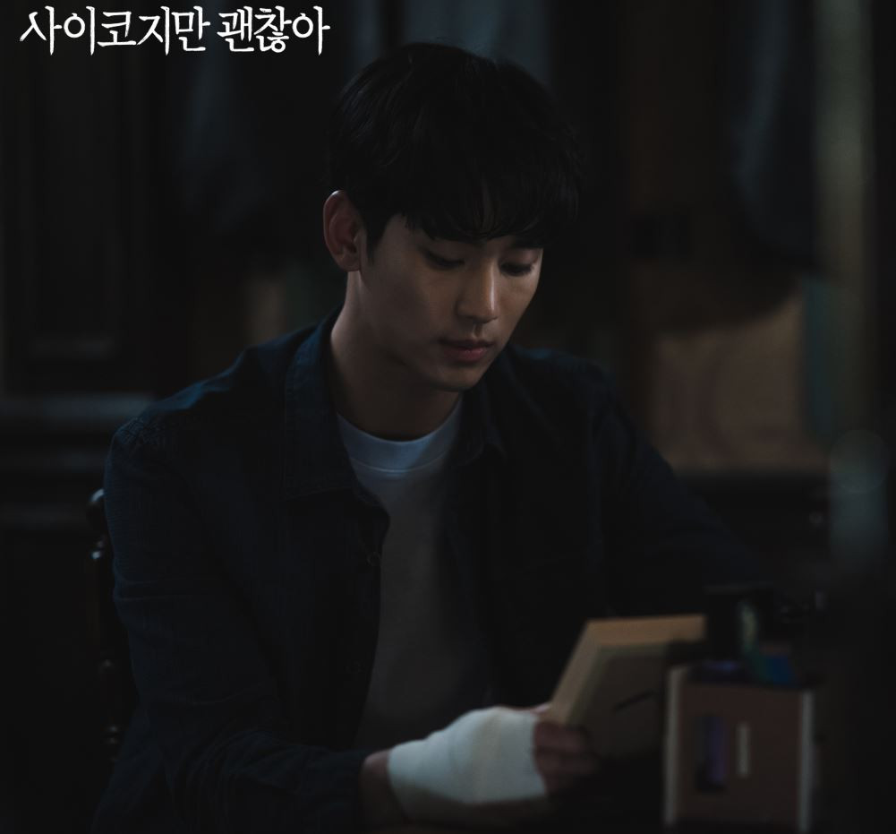 《雖然是精神病但沒關係》身世謎題推測1：《薔花紅蓮》暗示文英被「繼母」迫害