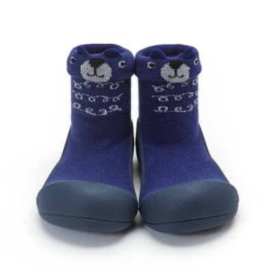 韓國原裝進口，韓國設計製造 襪鞋一體穿脫方便，清洗容易 寬大楦頭，止滑膠底，人體工學 幫助寶寶舒適、健康、行動