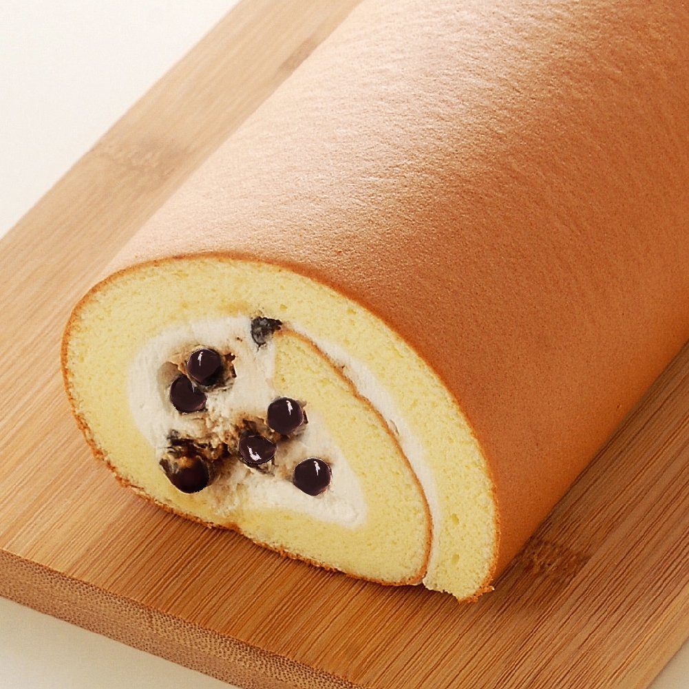 知道目前最流型的珍珠奶茶不只是用喝的??!!亞尼克此次與百萬YouTube創作者「黃氏兄弟」聯名企劃，推出限時45天的「黑糖珍珠撞奶」生乳捲，並推出期間限定包裝，為萬聖節前夕增添搞怪氣氛。黑糖珍珠撞奶