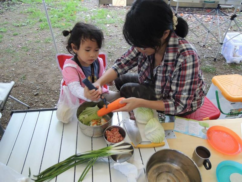 多多放手讓孩子幫忙，他們可是很願意嘗試呢。(野孩子Wild Kids提供)