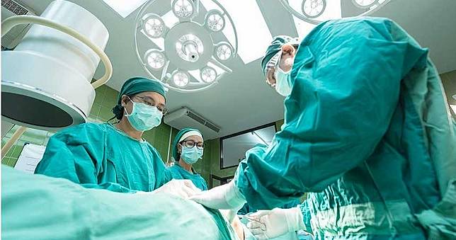 28歲女腹痛就醫　兩腿間蹦出「血淋淋一顆頭」嚇傻稱沒懷孕