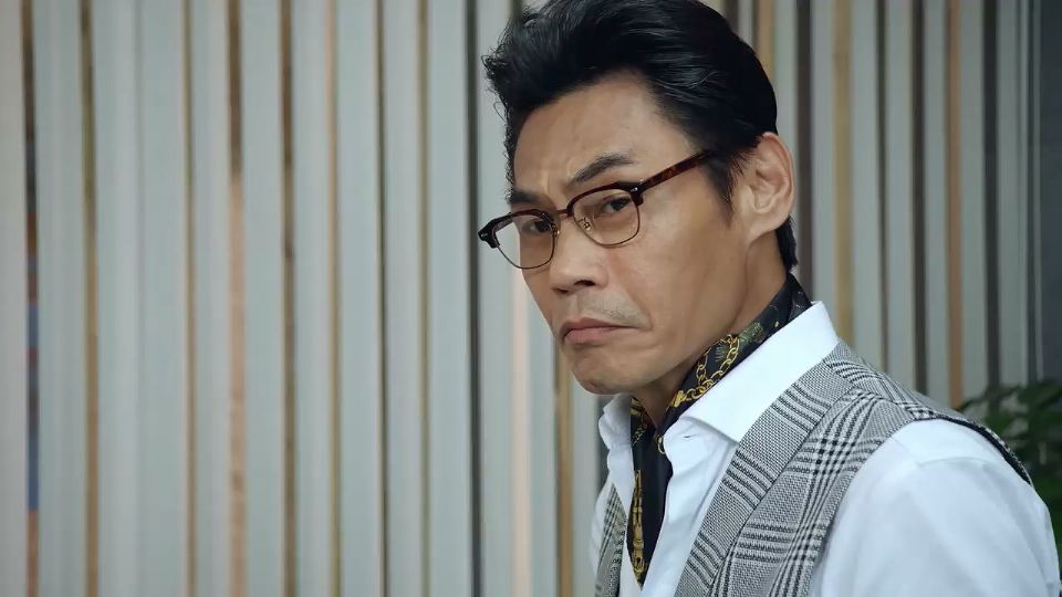 夏靖庭演的角色也是跨度很大，他不但是鄉土劇熟面孔，也演過《終極一班5》，但最近他最讓人印象深刻的，還是《最佳利益》裡的律師事務所所長。