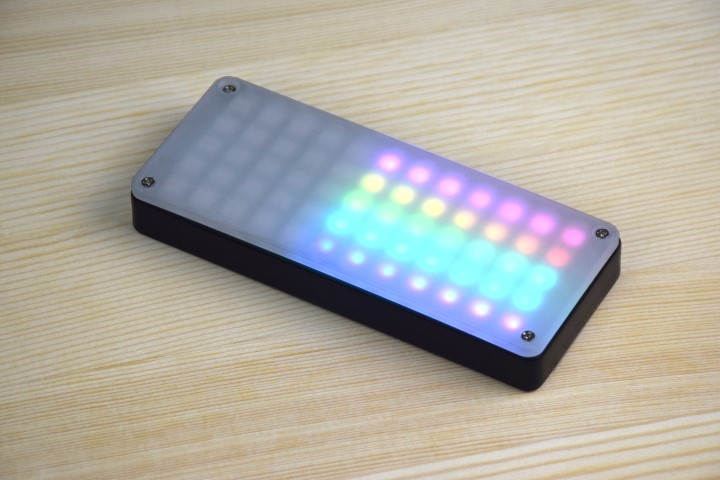 由駭客開發、為駭客設計的手機 WiPhone ，不但能土砲客製還能當開發板使用