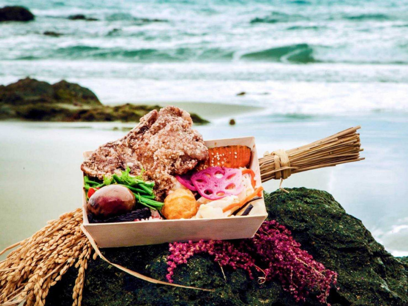 台東紅藜平安便當搭配台鐵經典排骨，蓮藕片、甜菜根等配菜以原民方式烹調。（圖／臺灣鐵路管理局）