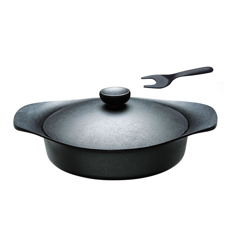 南部鐵器是日本東北岩手縣盛岡地區赫赫有名的民間工藝，自古傳承至今已有超過四百年以上悠久歷史；每一件，都是當地工匠以古法長時間細細鍛造琢磨而出的絕品；這中間，特別是鐵壺與鍋具，更博得無數廚藝與茶藝專家們