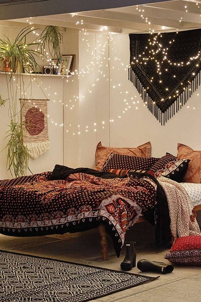 10 Inspirasi Desain Kamar Tidur Romantis Dengan Lampu Tumblr Untuk