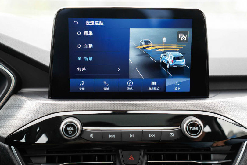 中控台標配8吋懸浮式全彩觸控螢幕，支援Apple CarPlay及Android Auto系統。（圖／福特六和提供）