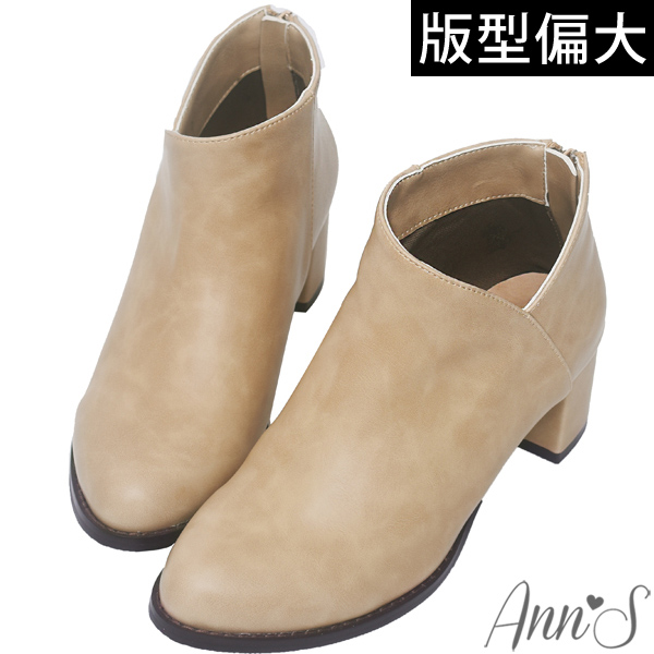 Ann’S纖瘦視覺-側V素面粗跟短靴-杏